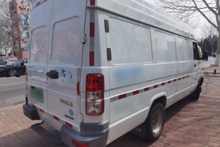 Used Iveco Daily 2021 2.8T V40 VAN厢式 Cargo Van 3-Seater Long Wheelbase Mid-Roof Design Dual Tires Manual Door Rear Right 45 Deg