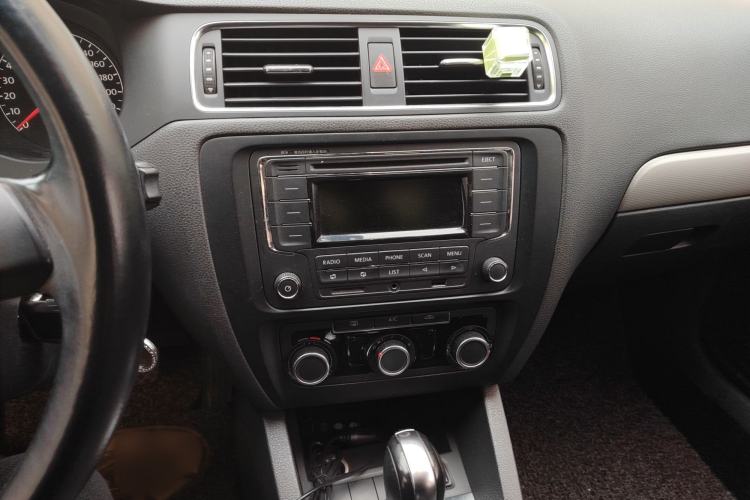 Used Volkswagen Sagitar 2014 1.6L Automatic Comfort Model Audio And AC Panel