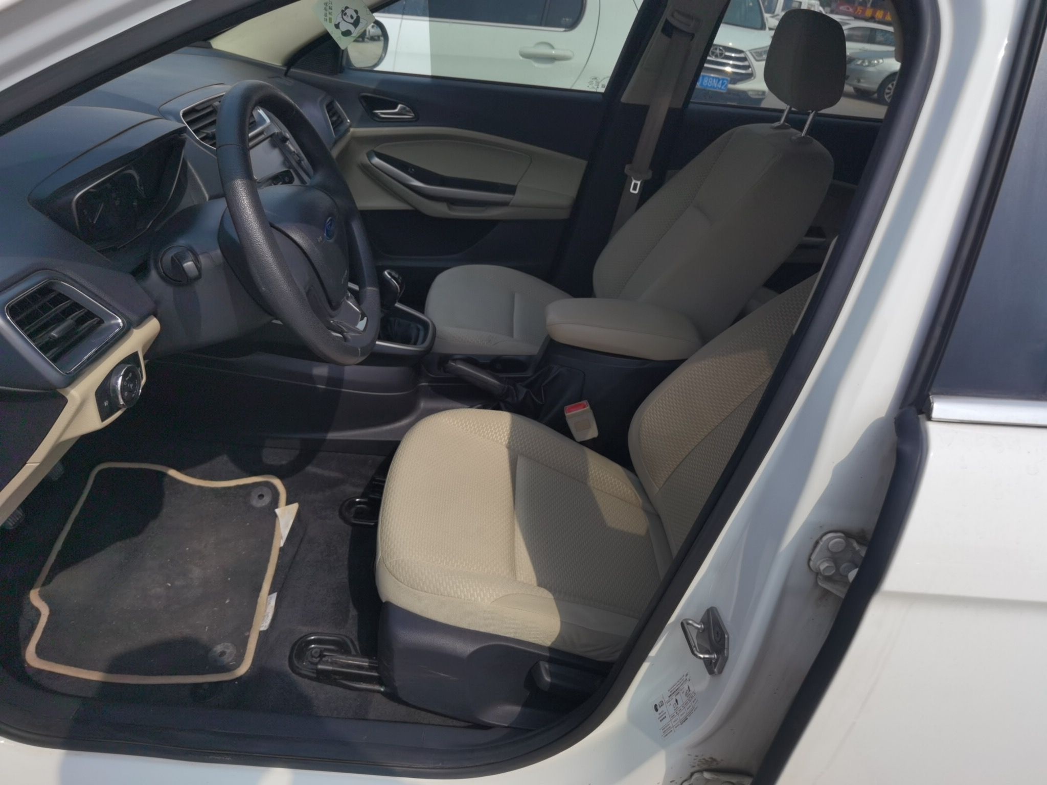 المقاعد الأمامية داخل السيارة