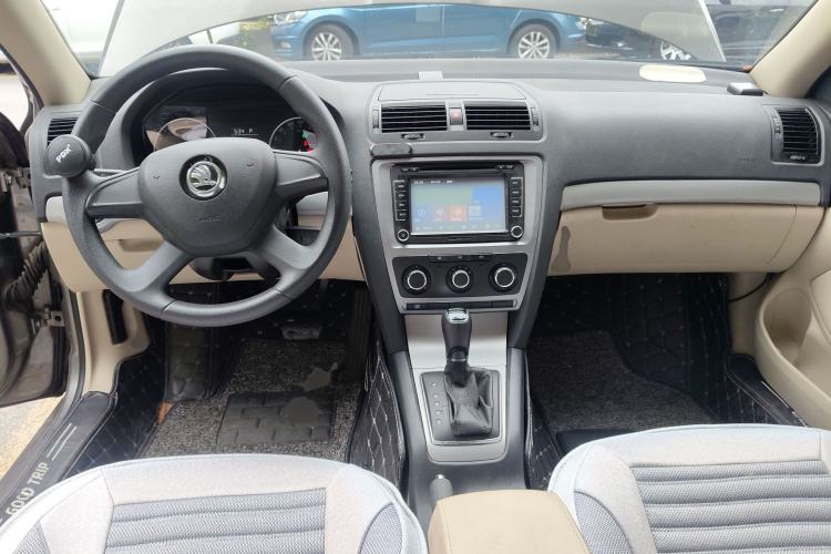 Used Skoda Octavia 2015 Classic Model 1.6L Automatic Yijie Version Center Console