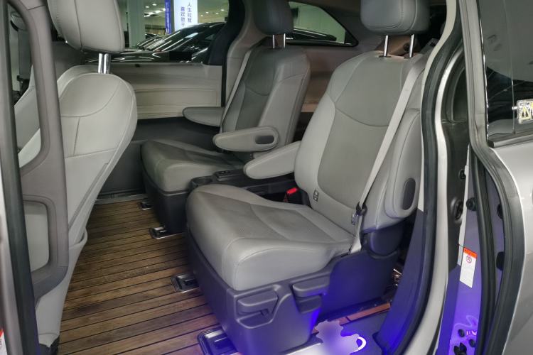 Used Toyota Granvia 2022 2.5L Hybrid Premium Edition
