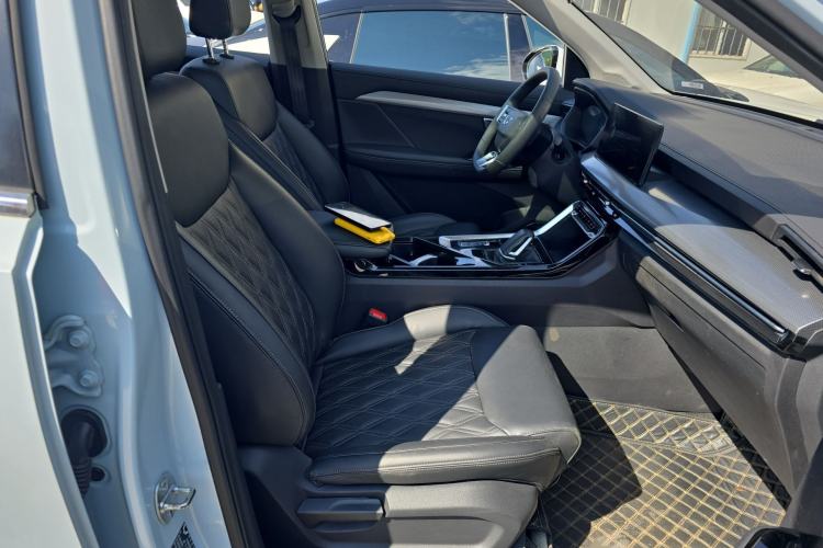 Used Wuling Asta 2022 2.0L DHT Electric-Speed Version Right Front Seat