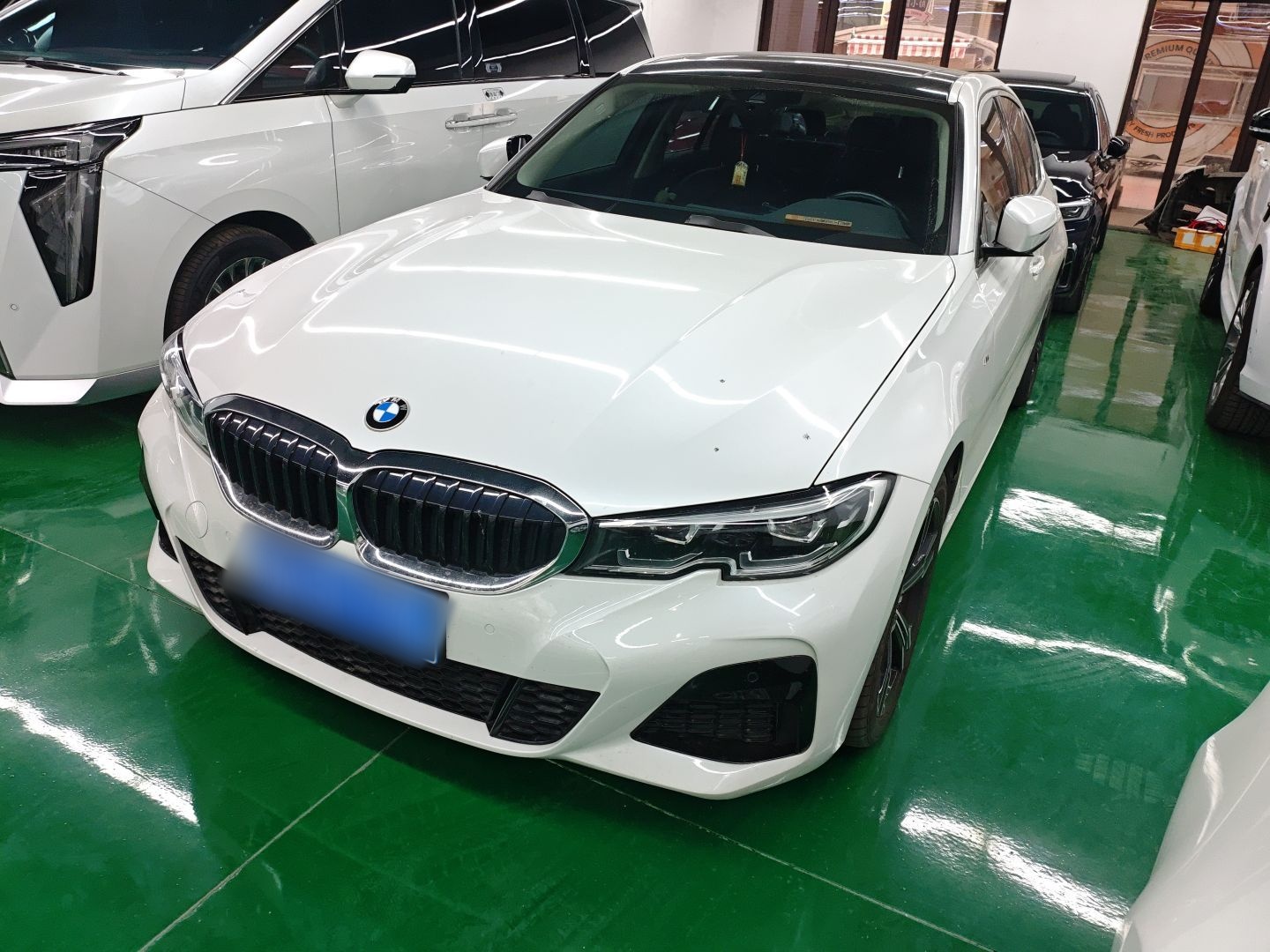 Под передней частью автомобиля