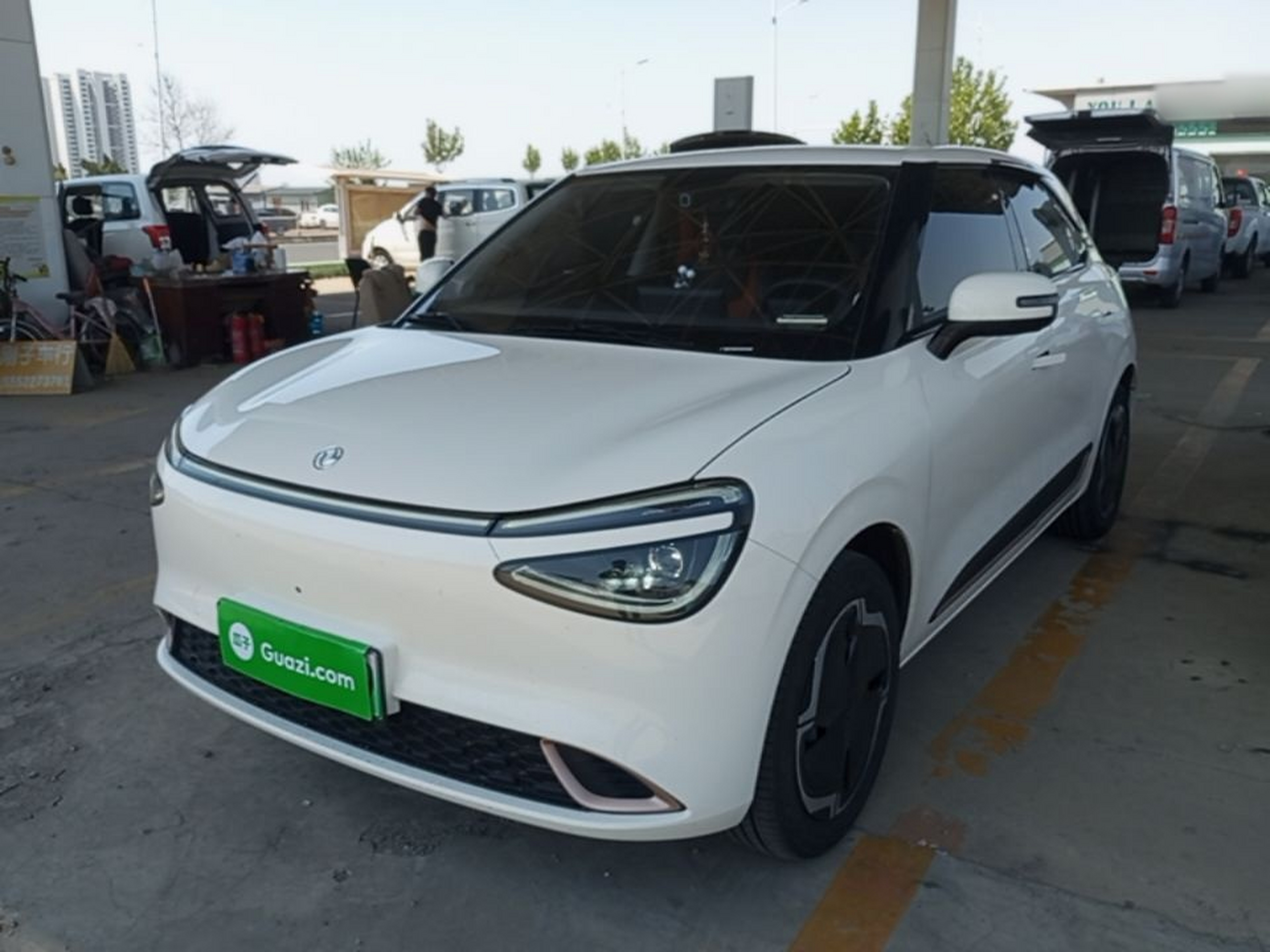 Под передней частью автомобиля