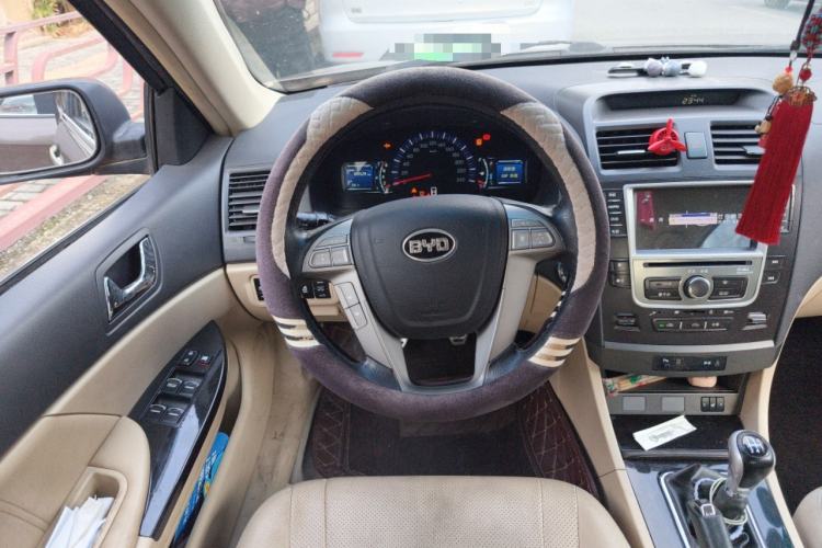 Used BYD G6 2013 2.0L Manual Luxury Version
