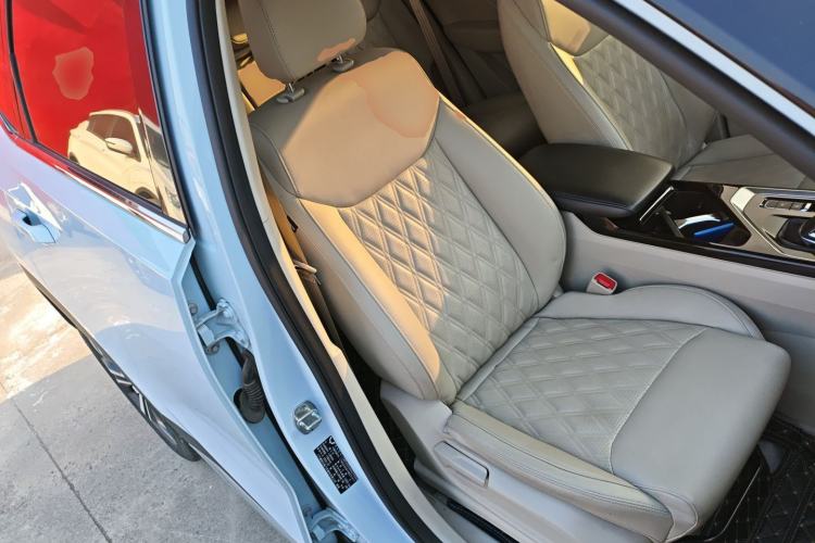 Used Wuling Asta 2022 2.0L DHT Electric-Speed Version
