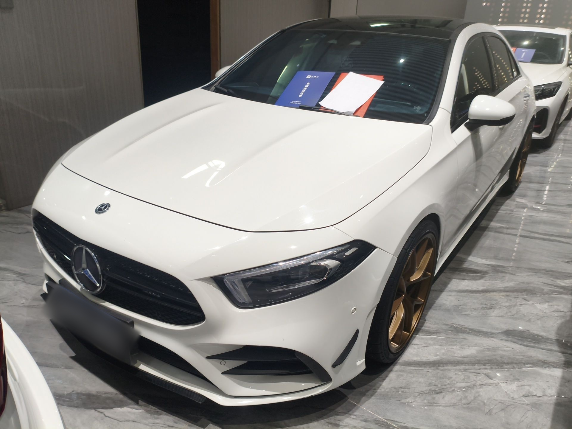 تحت مقدمة السيارة