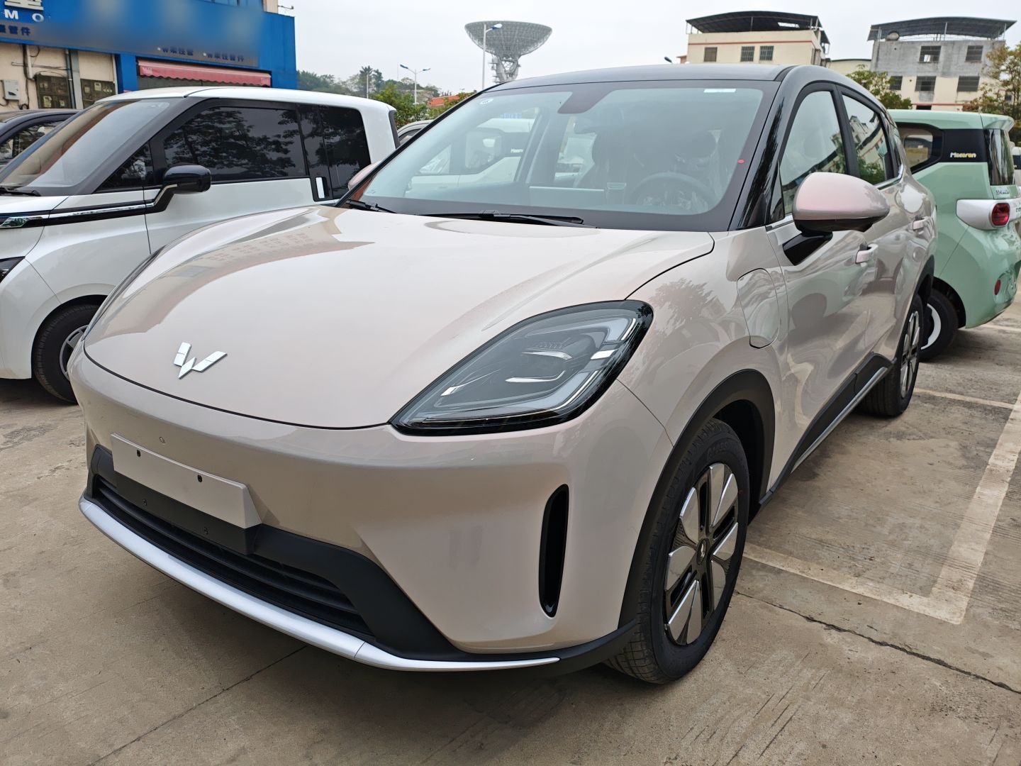 تحت مقدمة السيارة