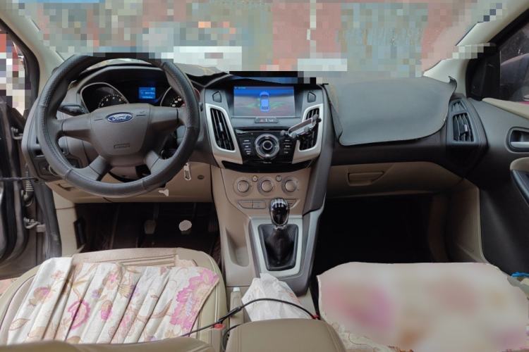 Used Ford Focus 2012 Sedan 1.6L Manual Comfort Model Center Console