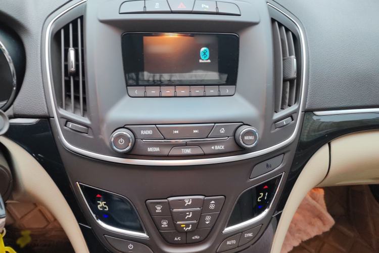 Used Buick Regal 2015 2.0L Leading Fashion Edition Audio And AC Panel