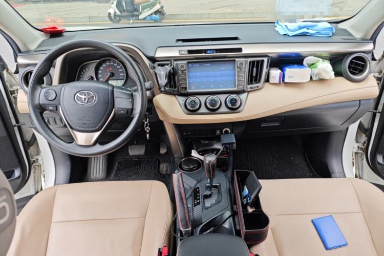 Used Toyota RAV4 2015 2.0L CVT Two-Wheel Drive Urban Edition Center Console