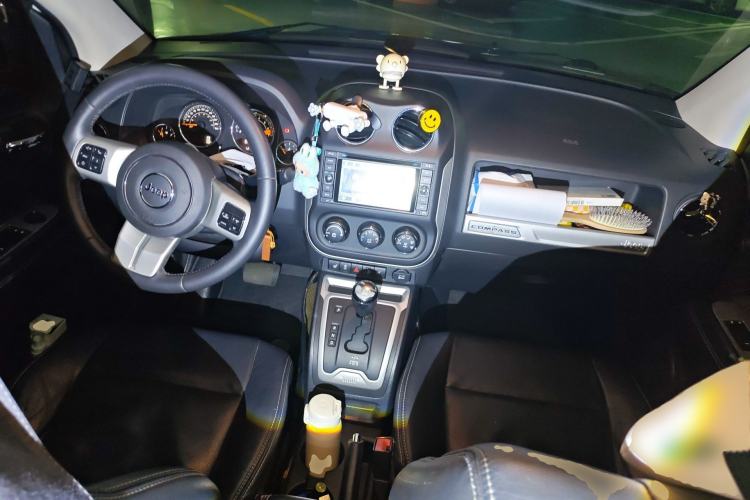 Used Jeep Compass 2014 2.4L four-wheel drive luxury version Center Console