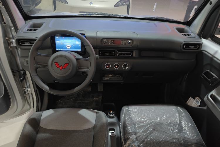 Used Wuling Zhiguang New Energy 2025 Model 305km Ambitious Edition Center Console