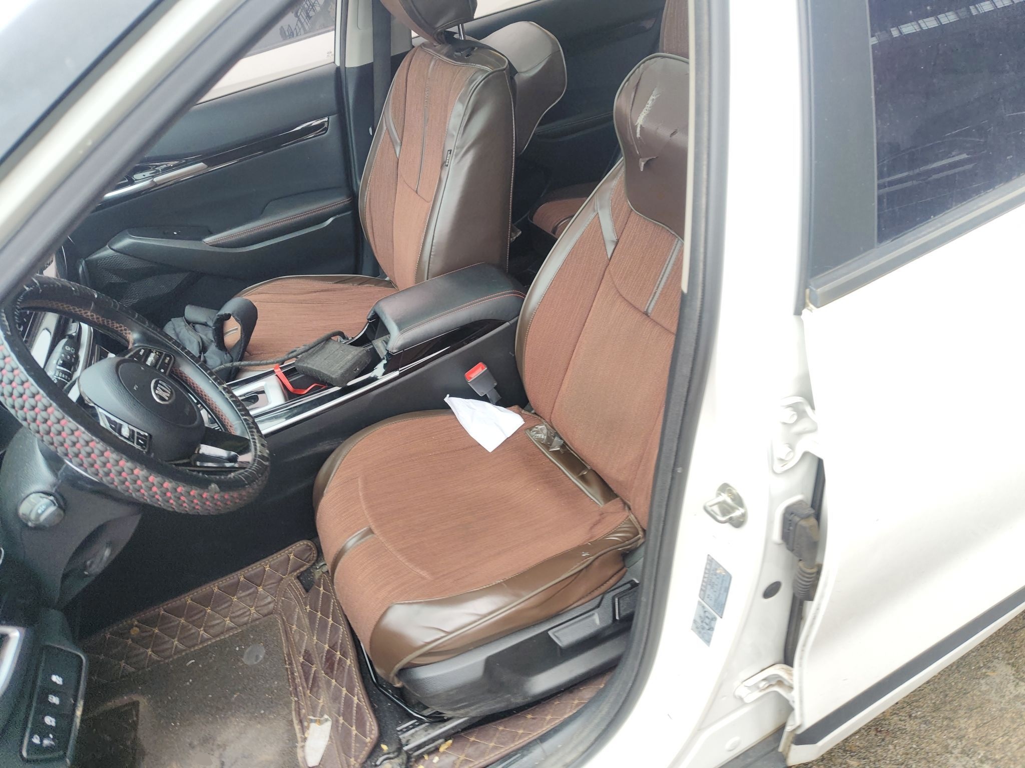 المقاعد الأمامية داخل السيارة