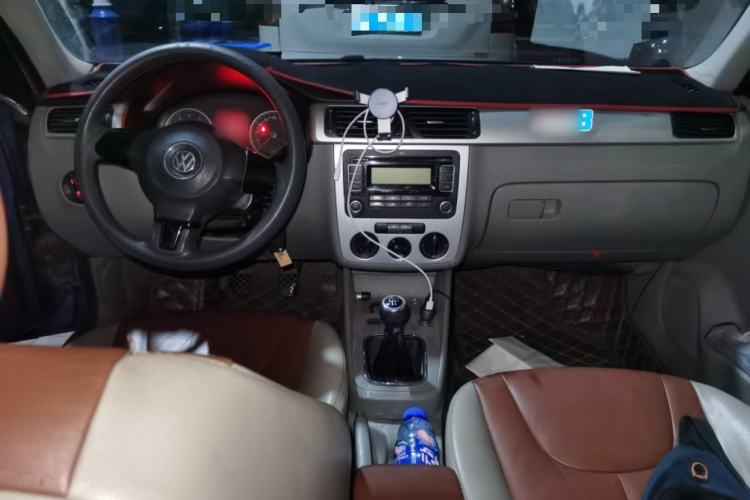 Used Volkswagen Bora 2011 1.6L Manual Fashion Edition Center Console