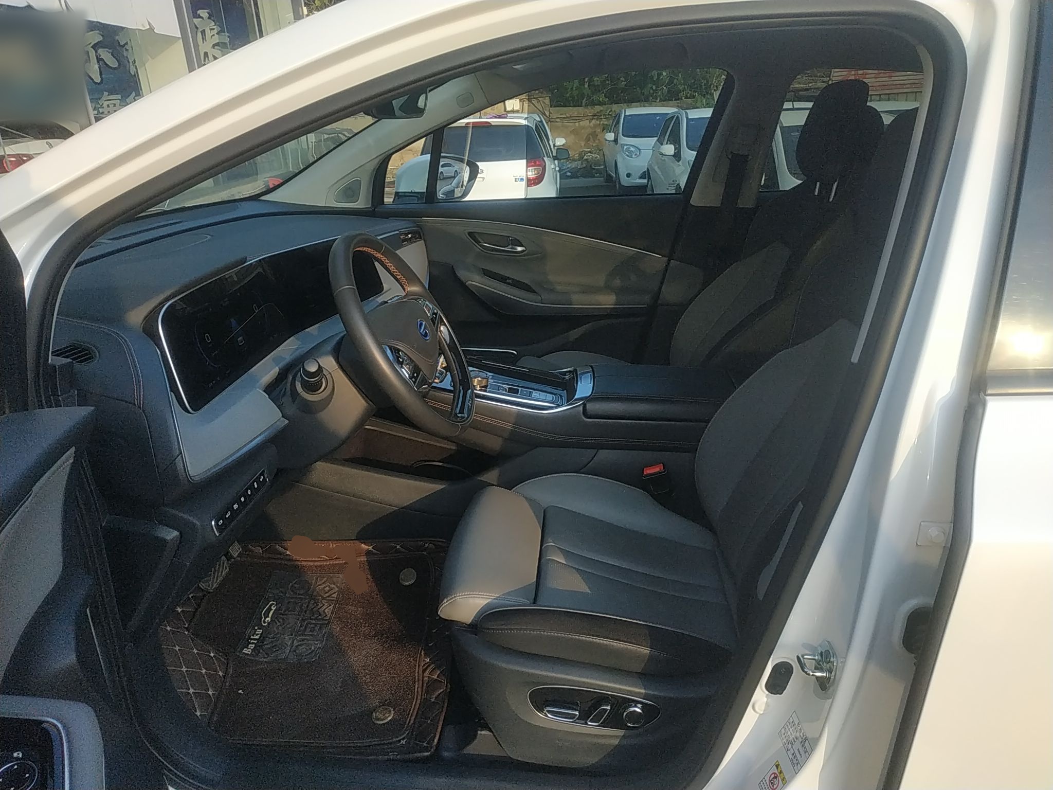 Переднее сиденье в автомобиле