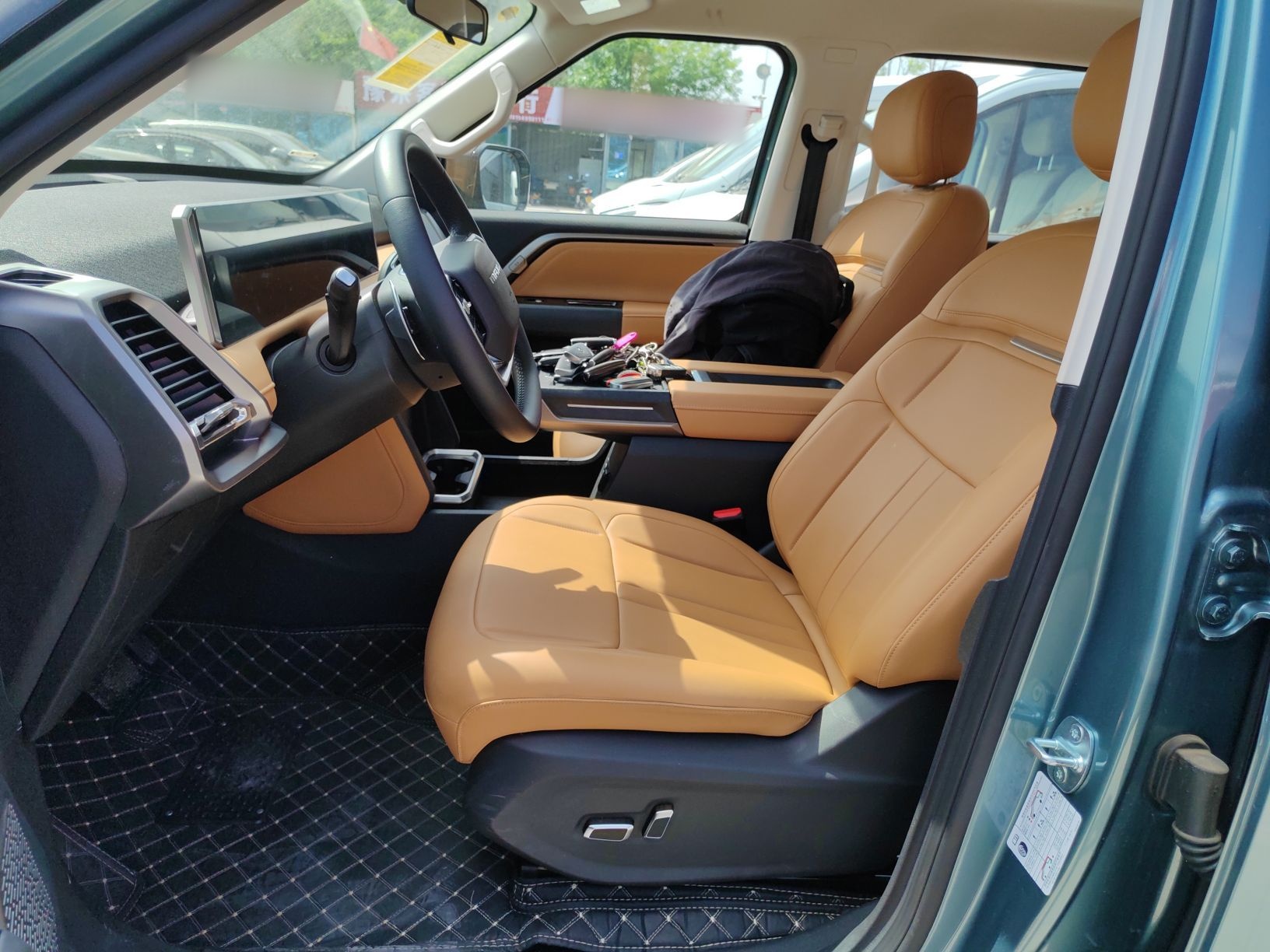 المقاعد الأمامية داخل السيارة