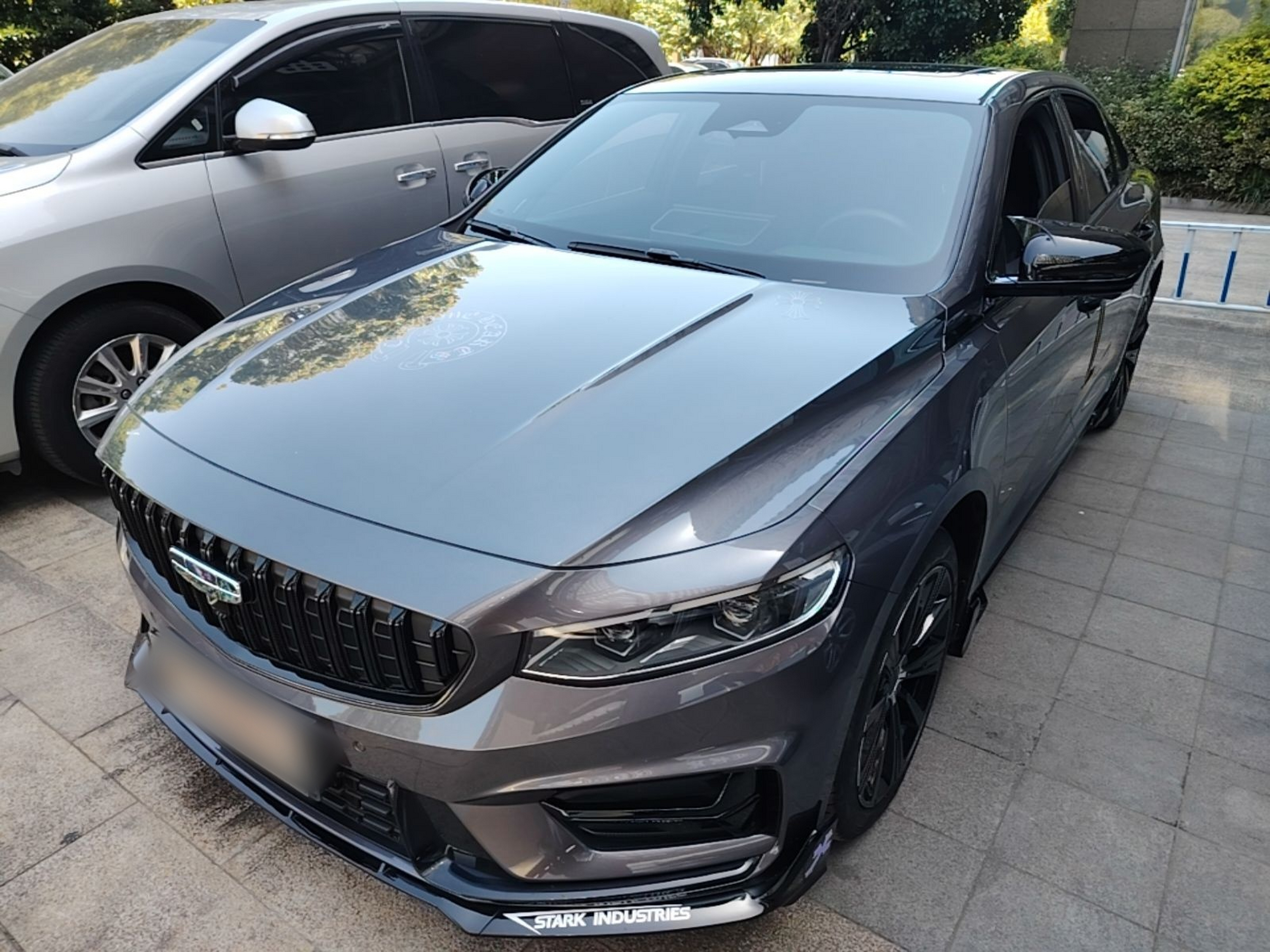 تحت مقدمة السيارة