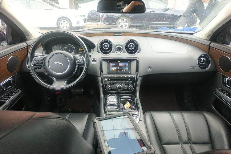 Used Jaguar XJ 2016 XJL 3.0 SC Two-Wheel-Drive Elegant Business Edition Center Console