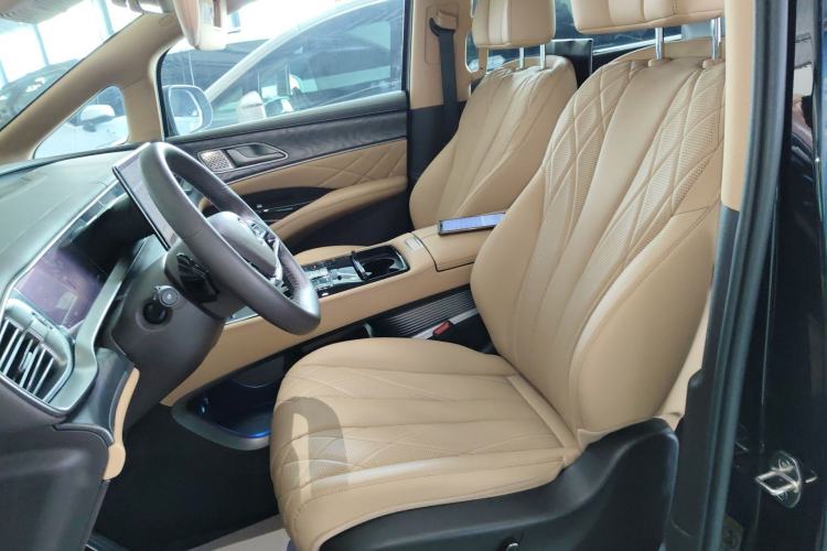 Used Denza D9 2025 DM-i Smart Drive 1020 Four-Wheel Drive Deluxe Model
