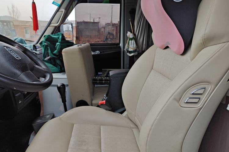 Used Iveco Daily 2020 2.5T A35 Passenger Van Single-Tire Mid-Roof Design 5-9 Seats with Sliding Side Door Meeting China V Emission Standards