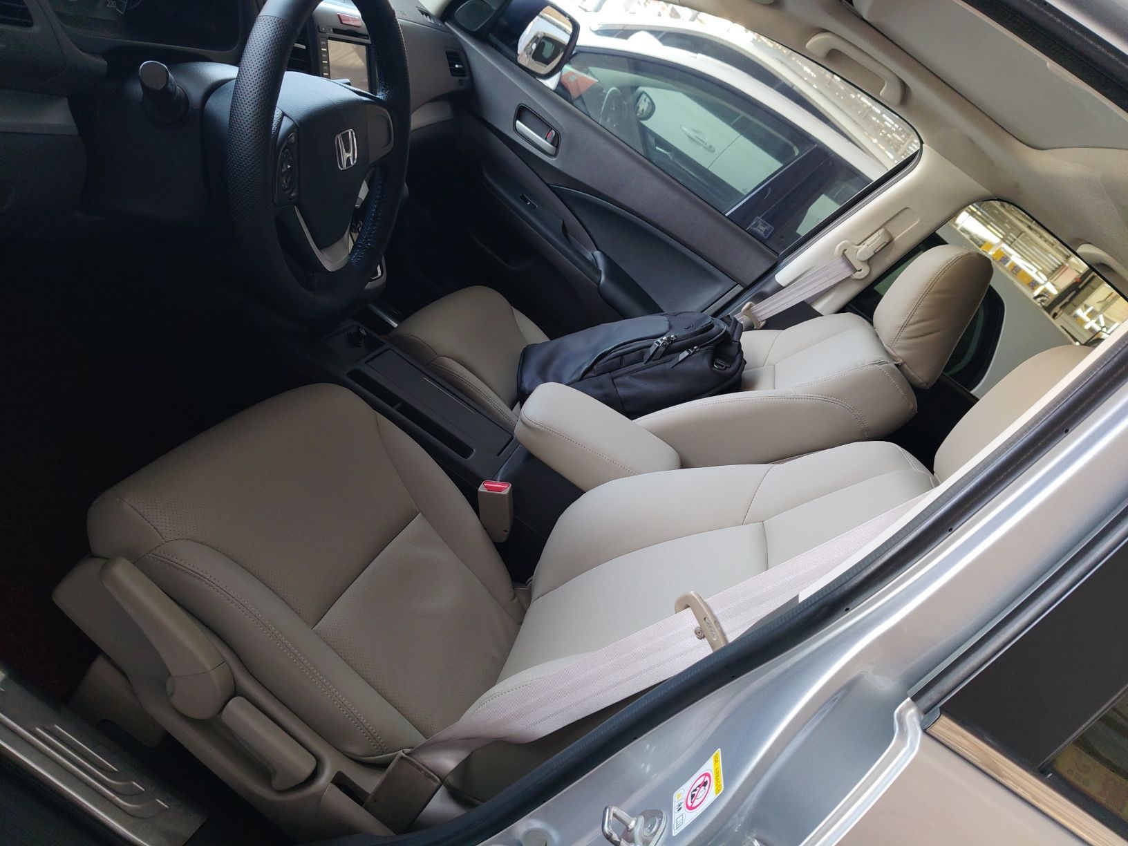 Переднее сиденье в автомобиле