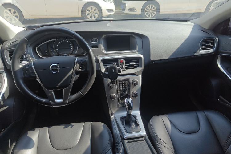 Used Volvo V40 2017 T4 Smart Luxury Edition Center Console