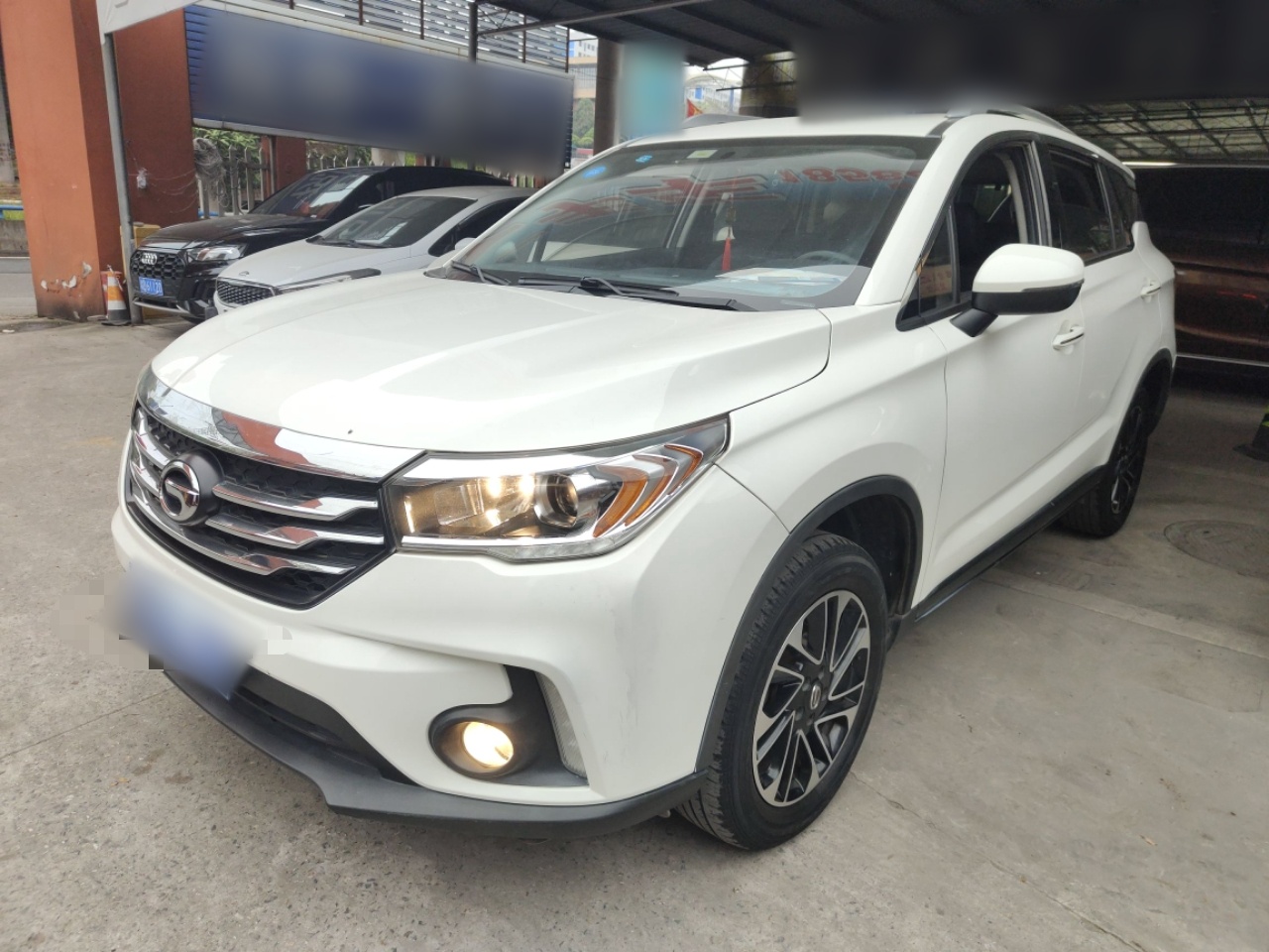 Под передней частью автомобиля