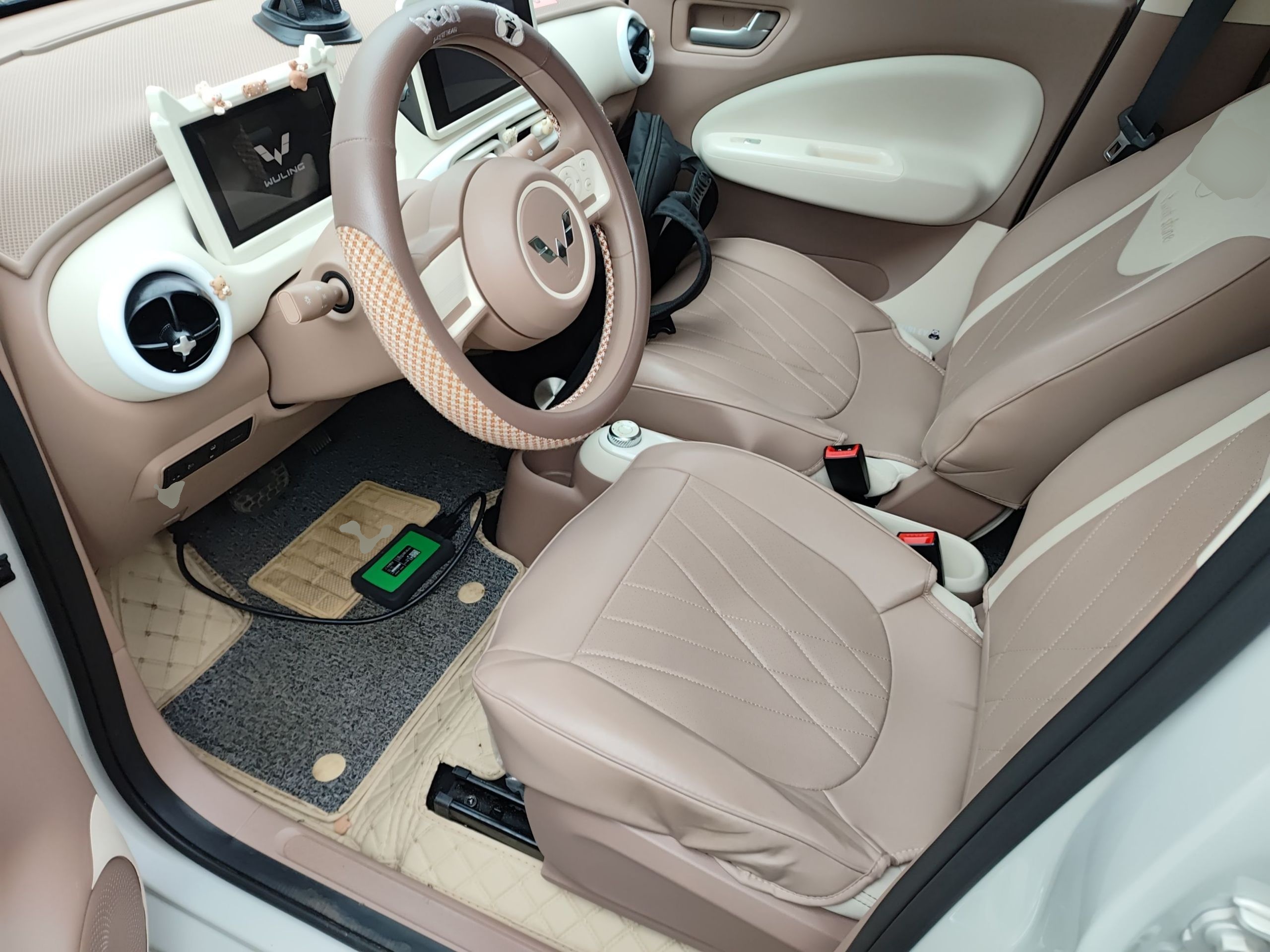 المقاعد الأمامية داخل السيارة