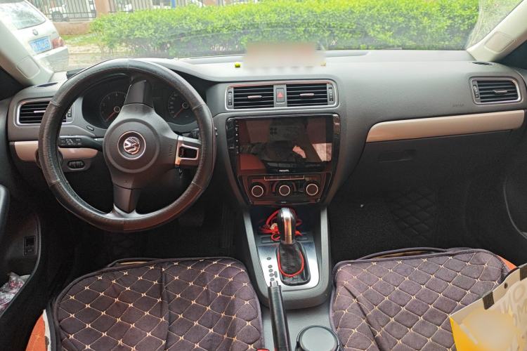 Used Volkswagen Sagitar 2014 1.6L Automatic Comfort Model Center Console