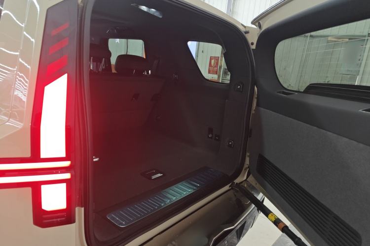 Used Brave warrior M817 2025 Model, Hero Trunk