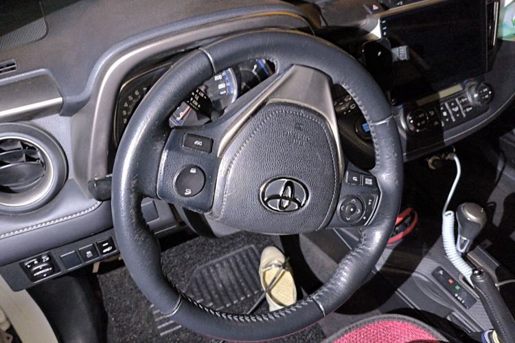 Used Toyota RAV4 2013 2.5L Automatic 4x4 Luxury Edition Steering Wheel