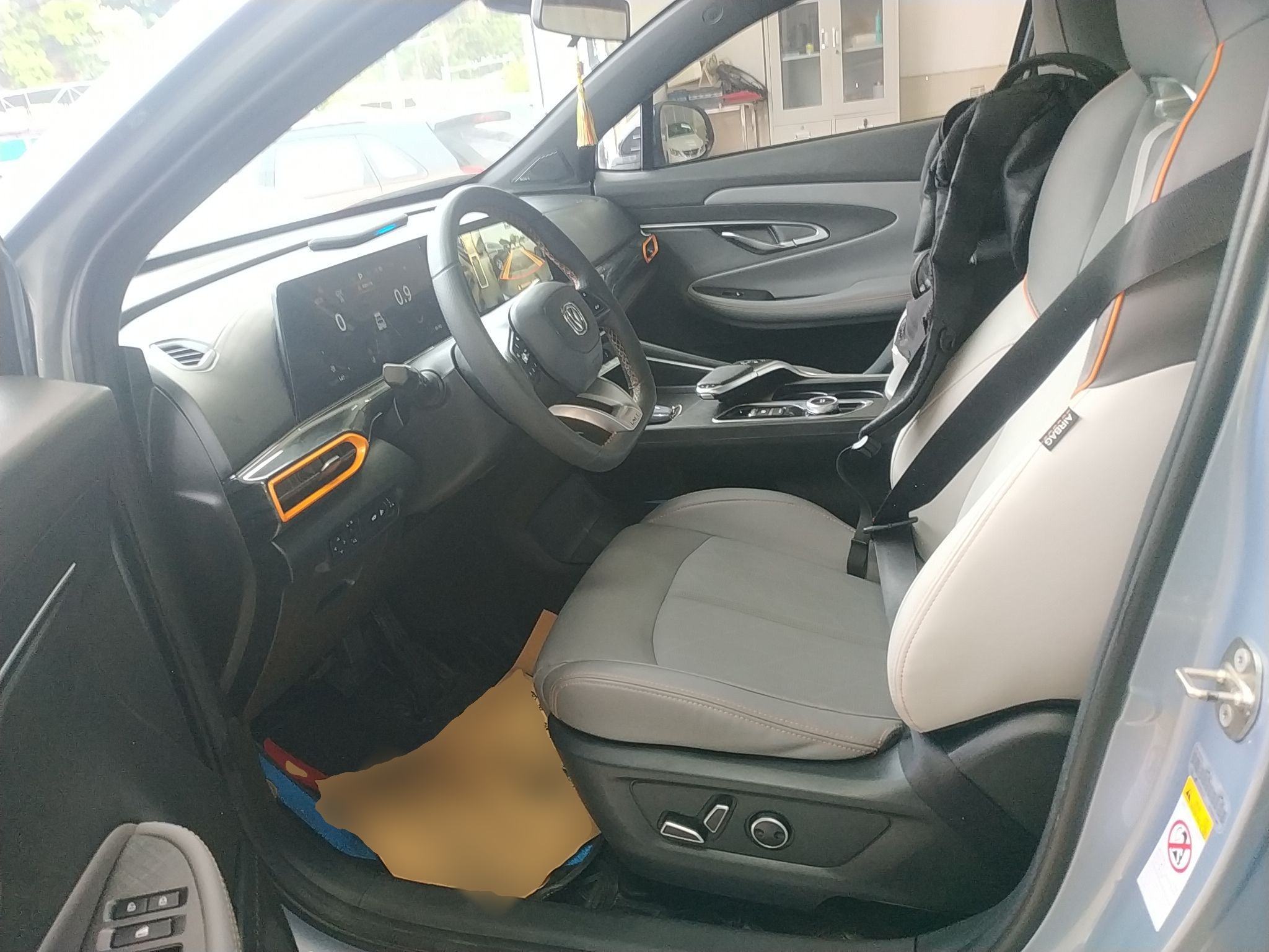 Переднее сиденье в автомобиле