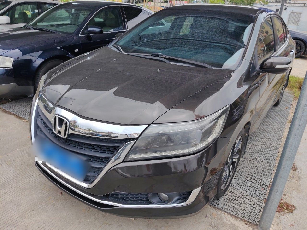 تحت مقدمة السيارة