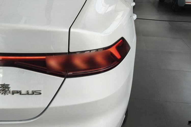 Used BYD Qin PLUS 2021 EV 400KM Leading Comfort Edition Right Rear Taillight