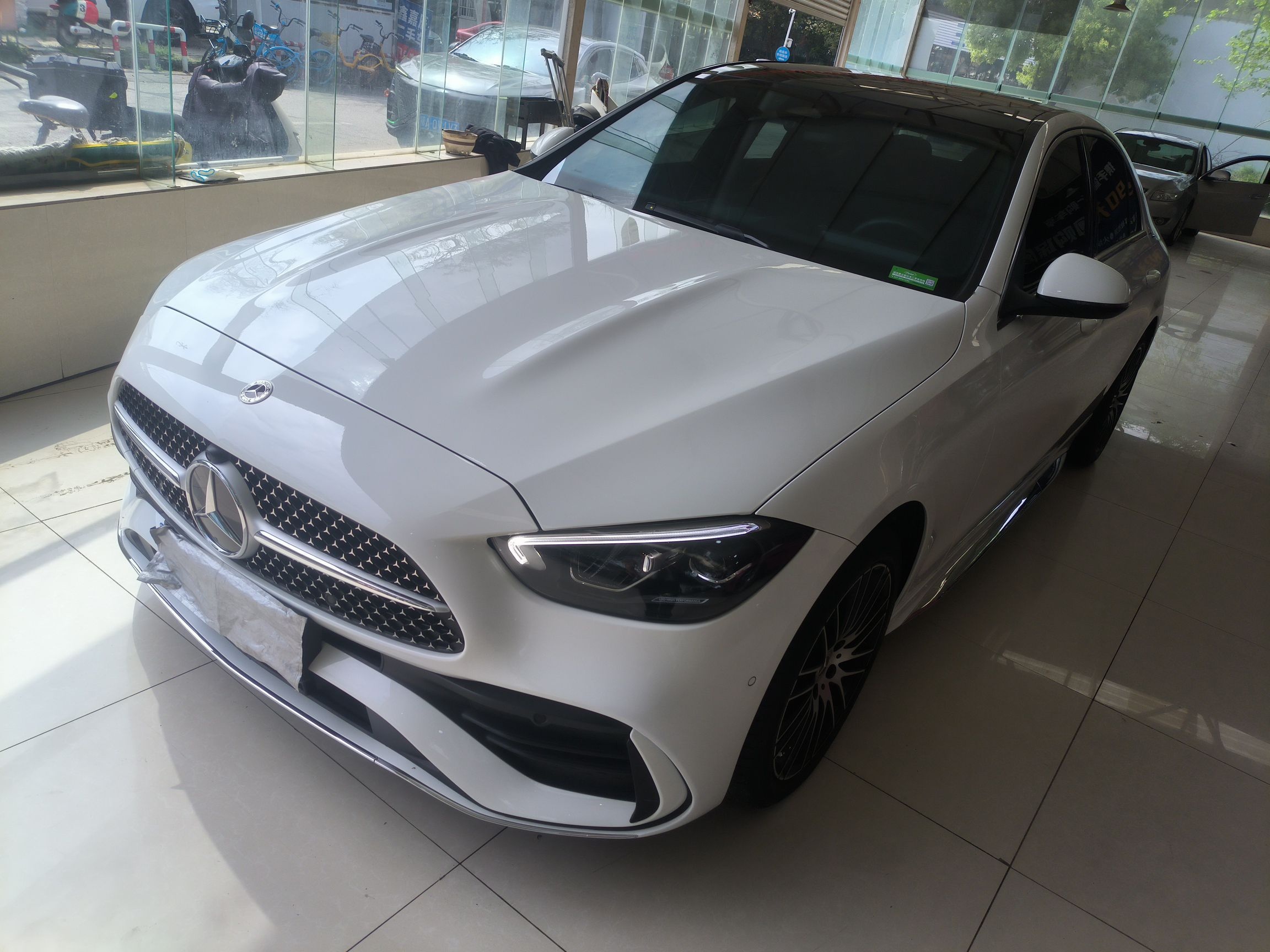 تحت مقدمة السيارة