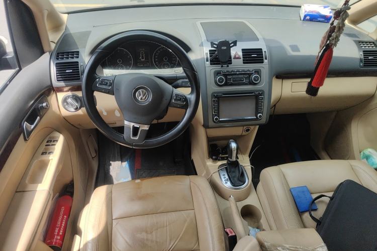 Used Volkswagen Touran 2011 1.4T DSG ZhiZhen Edition 5 Seats Center Console