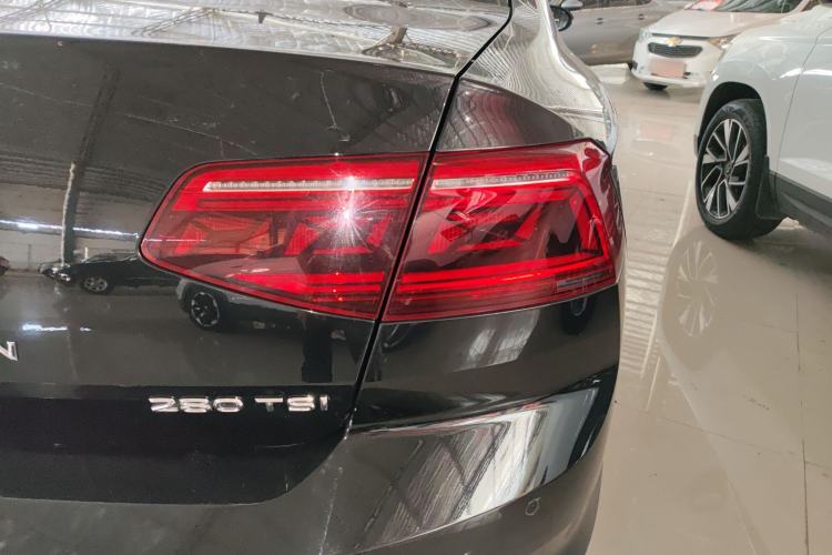 Used Volkswagen Magotan 2020 280TSI DSG Comfort Edition Right Rear Taillight