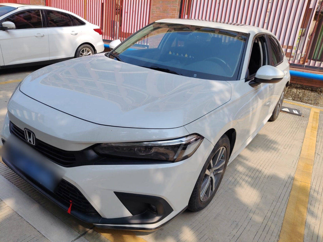 Под передней частью автомобиля