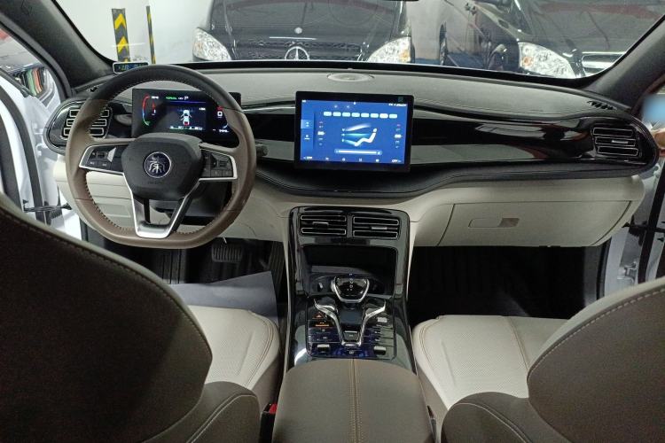 Used BYD Qin PLUS 2023 Champion Edition DM-i 55KM Leading Model Center Console