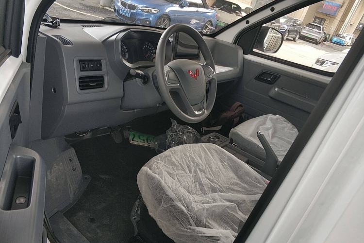 Used Wuling Yangguang 2024 300KM Comfort Version Passenger Van 75kW