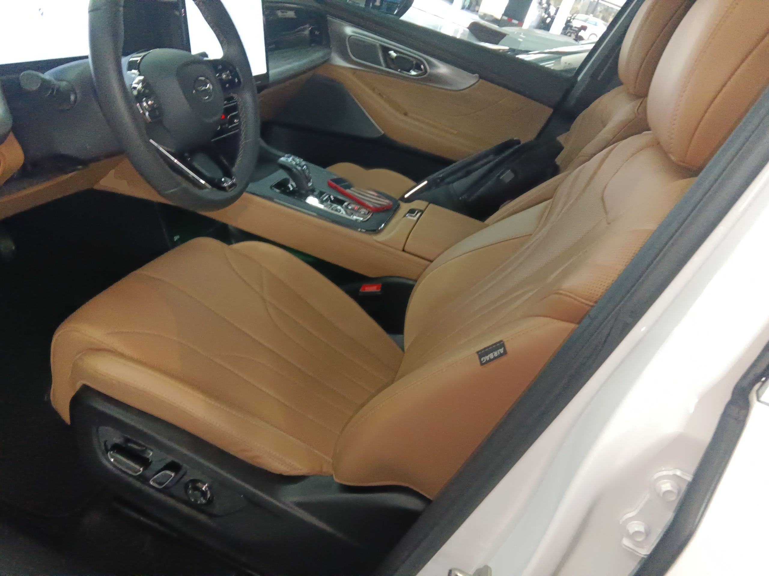 المقاعد الأمامية داخل السيارة