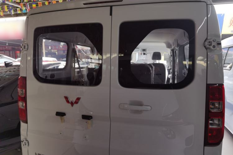 Used Wuling Yangguang 2024 300KM Comfort Version Passenger Van 75kW