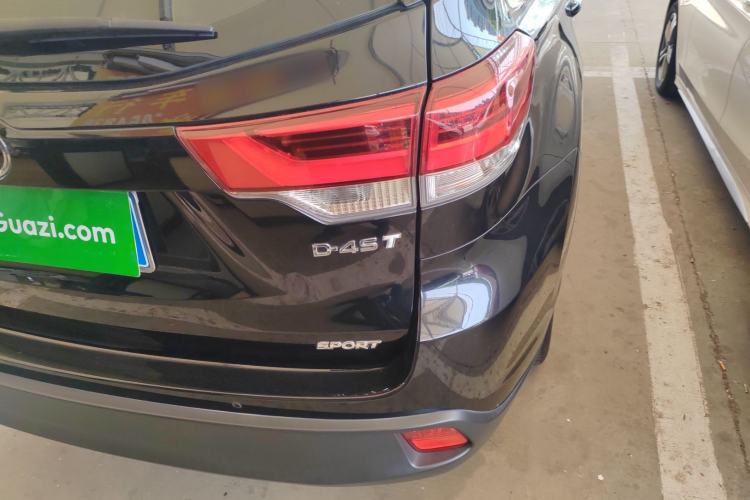 Used Toyota Highlander 2018 2.0T Two-Wheel Drive Luxury Edition 7 Seats China VI Standard Right Rear Taillight