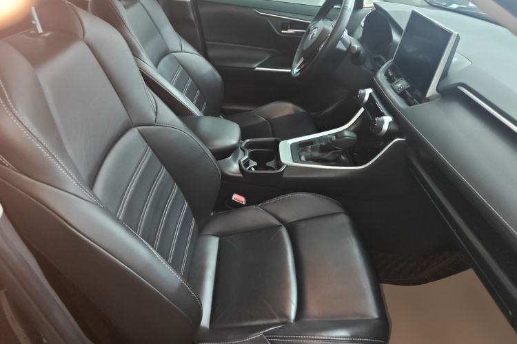 Used Toyota Wildlander 2020 2.0L CVT 4x4 Luxury Edition Right Front Seat