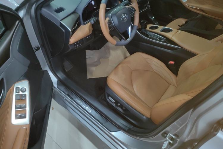 Used Toyota Avalon 2019 2.5L Touring Premium Version China VI Standard Driver Seat