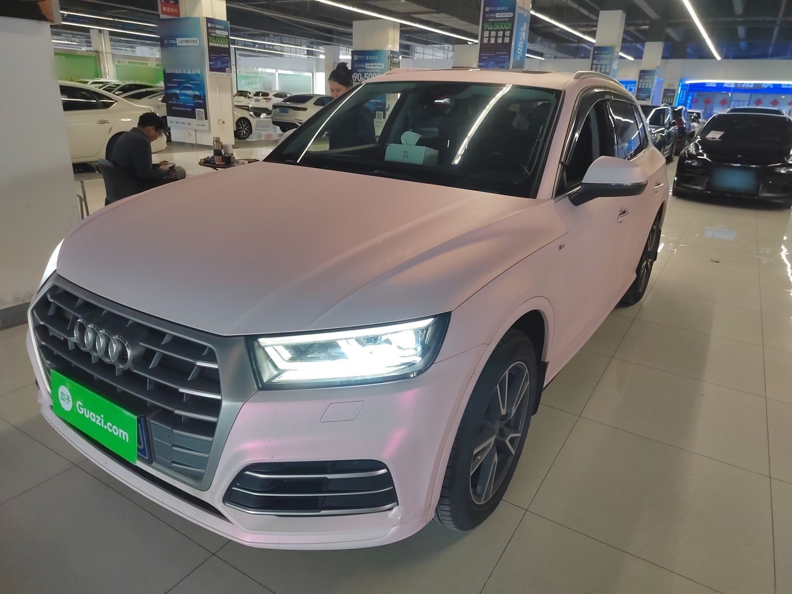 تحت مقدمة السيارة