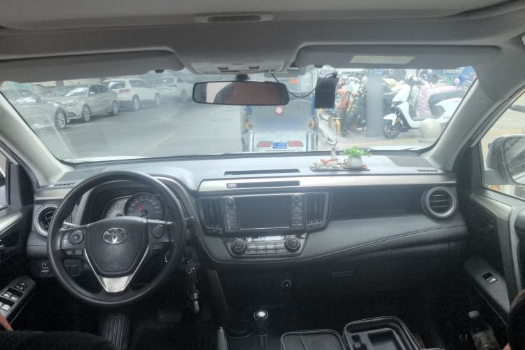 Used Toyota RAV4 2015 2.0L CVT Two-Wheel Drive Fashion Edition Center Console