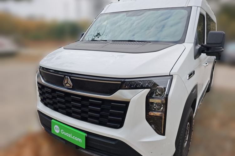 Used Sinotruk Pioneer V 2024 Multi-Function Edition 2.0T Manual Mid-Roof with Central Axle