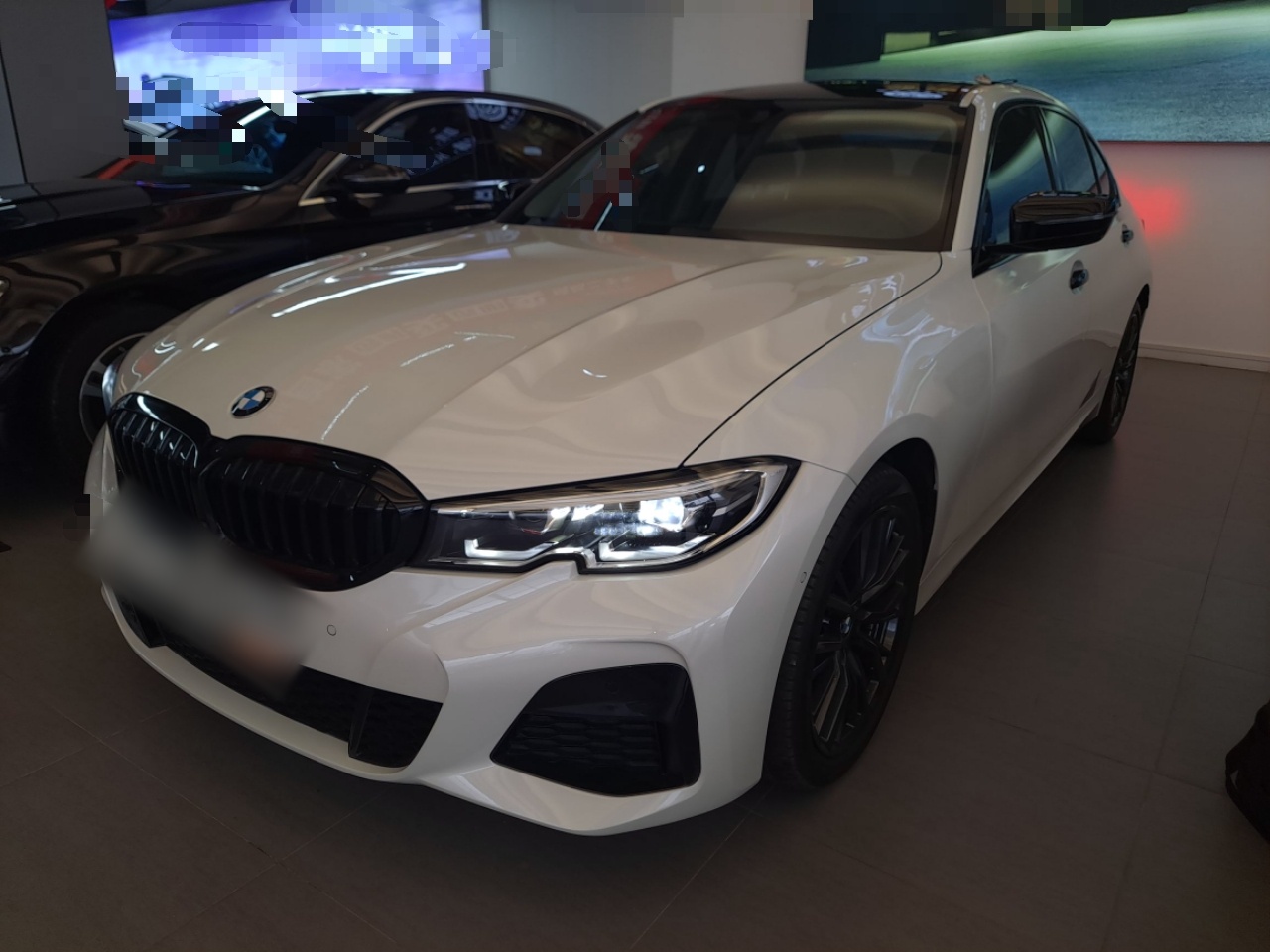 تحت مقدمة السيارة